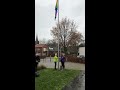 hijsen regenboogvlag tijdens paarse vrijdag