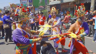 當八家將在收驚祭改時~突然遇到救護車~八家將怎麼做呢?睽違多年未出的和興五龍殿駕前龍泉五龍殿家將團及神轎~鄉親們相繼跪地要給八家將收驚祭改｜歲次壬寅年#海豐三山國王廟 #迓男孫燈 遶境慶典