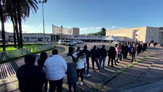 Hundreds queue for jabs in Naples