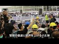 香港空港デモ　警察に抗議する黒服の若者たち