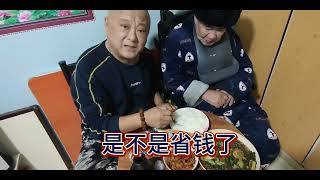 酱牛肉和棒骨烧小白菜，哎呀我去～荤素搭配 营养美味。。。