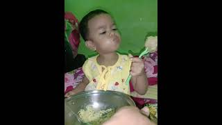 Nana makan bakso sepanci