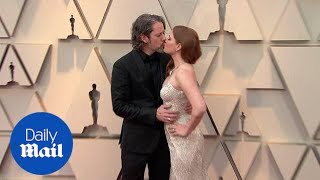 Amy Adams and husband Darren Le Gallo share kiss at 2019 Oscars