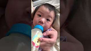 Mom held me for 7 months to drink milk#baby #babylove #babyeating #cutebaby #funny #shorts