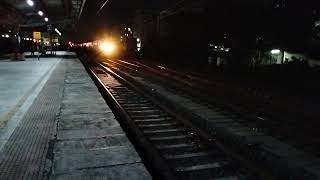 An offlink Bhilai WAP-7 leading the 22933 Bandra Terminus Jaipur weekly sf express arrived at Vapi.