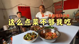 三胖来落难营蹭饭吃，怕他吃太多撑破肚子，没让他吃饱，他很生气