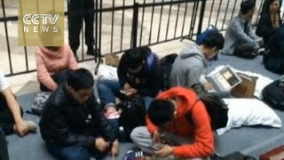 People queue overnight at new Apple store in Fuzhou