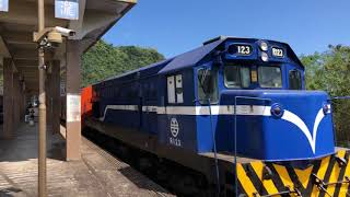 704次莒光號瀧溪站通過(R123)(交會3671次普快車)(iPhone X 4K 24fps)