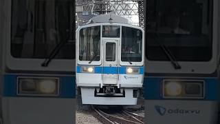 小田急2000形の回送列車が本厚木駅をジョイント音たてて通過