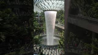 Vodopád na letisku Changi, Singapur / Waterfall Airport Changi, Singapur