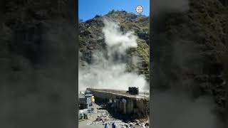 Man escaped as huge rock hit vehicles during landslide at Panthyal T-5 Tunnel (Ramban)#JammuSrinagar