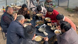 The weather is nice. Today Ji Chunlu made a peasant dish of stir-fried bacon with garlic sprouts. It