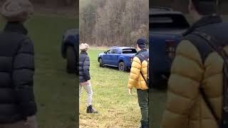 Der Drachenlord (Rainer Winkler) steckt mit seinem Ford Ranger in einer nassen Wiese fest