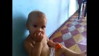 Valery (Video casero) Comiendo zapote