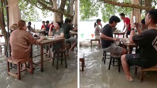 泰國這家河畔餐廳被洪水淹到深及小腿肚，卻因此成為用餐新熱點