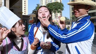 【抖芽视频】学生打饭靠抓阄，一个抓大吃的一个抓袖珍吃的，整个过程太逗