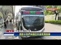 雙節公車三線道上蛇行 疑為闖黃燈「狂切」換道－民視台語新聞