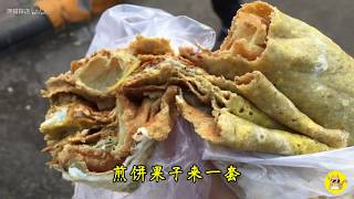 这才是正宗天津煎饼果子？大姐摆摊17年，一套5元，顾客自带鸡蛋排队买