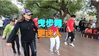 市民杭州西湖景区集体跳曳步舞，现场动感十足活力四射，快来看看吧