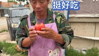 这大姐买五十块钱猪肉，还给老孟一袋子大柿子，真好吃，可掏着了