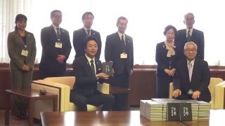 福岡市長高島宗一郎　「ふくおか立志応援文庫」への寄贈本贈呈式を開催しました