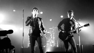 Arctic Monkeys & Miles Kane "Little illusion Machine (Wirral Riddler)" @ Olympia Paris [03.02.2012]