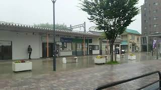 雨の榛原駅前