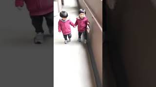 【双子の兄弟】  お手て繋いで仲良し双子♡