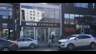 Downtown Toronto Walk - Westbound On A Bustling \u0026 Trendy Queen St W On A Breezy Fall Saturday - 4K