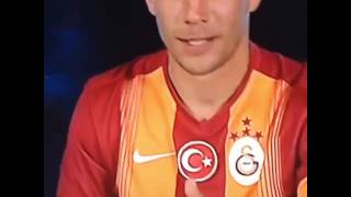 Podolski Galatasaray'a imza attıktan sonra keyif çayı içti