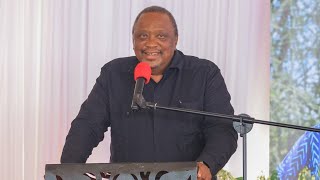 'MIMI NAPANGIWA SIJUI!' Uhuru Kenyatta cracks ribs as his microphone is rectified!!