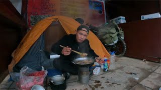 Riding a bicycle to challenge entering Tibet in winter, exhausted and trapped in Baima Snow Mountain