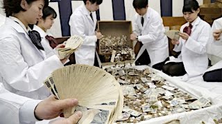 まるでお金のせせらぎ。伏見稲荷の「さい銭開き」