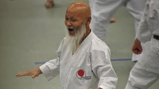 Hideo Ochi sensei explains important points of Hangetsu kata