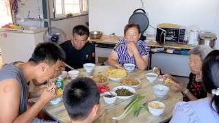 排骨还得配上酸菜 搭配着葱花油饼 二条家这午饭吃的真得劲！