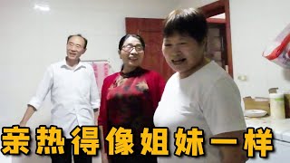 胖哥和老妈拿月饼去丈母娘家，两人一见面亲热得像姐妹一样，这感情让人羡慕！【胖子视界】