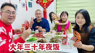 过年了，老妈准备了12个硬菜，一家人在一起吃年夜饭，真幸福