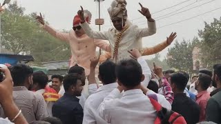 नवरदेव आणि नवरदेव च्या भावांचा लग्नाच्या वरातीत खांद्यावर बसून डान्स😀😍👌