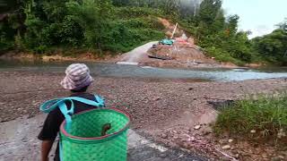 Suasana di rumah panjang di Ulu Entabai pada waktu pagi.