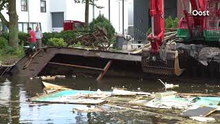 In beeld: de berging van de gezonken woonboot in Deventer