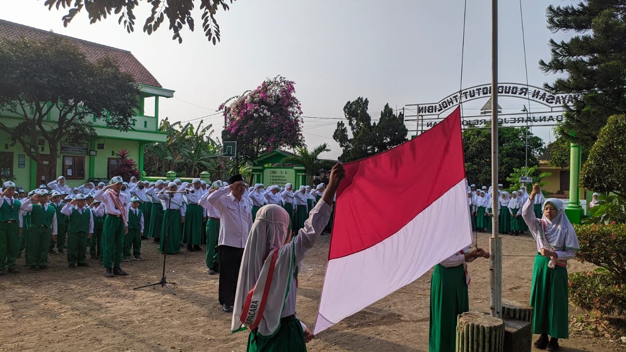 Upacara Bendera Siswa-Siswi MI Roudlotut Tholibin Tulungagung ...