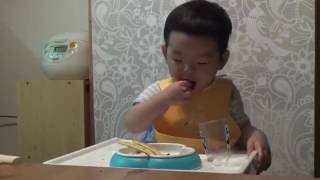 【食事】みんなで食べると美味しいねω 鮭としめじのソテー・ひじきと人参の煮物・れんこんのきんぴらを美味しそうに食べる1歳9ヶ月の赤ちゃん動画 ベビちゃんねる 赤ちゃん成長記録動画 もっちゃん動画