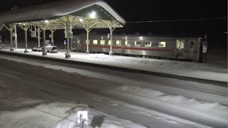 豪雪と吹雪に見舞われた宗谷本線音威子府駅の駅舎前から見た駅構内の風景