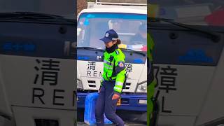 交警正能量 大力士兔子警官閃現 🐇#杭州交警 #李語蔚 #杭州美女交警