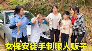 人贩子伪装医生掳走男孩，母亲及时发现找闺蜜求救，女保安徒手拦下人贩子！