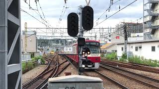 京急線金沢八景駅から、普通品川行き1000形312〜307編成と快特高砂行き1000形056〜049が発車！エアポート急行新逗子行き1000形417、416が到着！