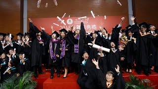 我們終於畢業啦! We've finally graduated!