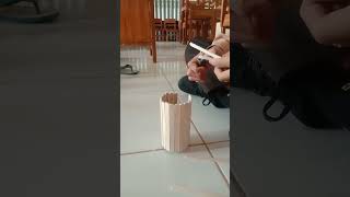 membuat hasta karya menggunakan stick esrim berupa tempat pulpen/pencil