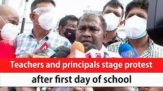 Teachers and principals stage protest after first day of school (English)