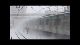 雪の中を走る首都圏の鉄道